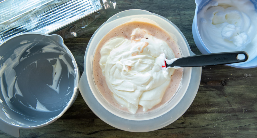 Vänd i gräddblandningen i rabarber- och äggblandningen. Vänd sedan i de vispade äggvitorna. 