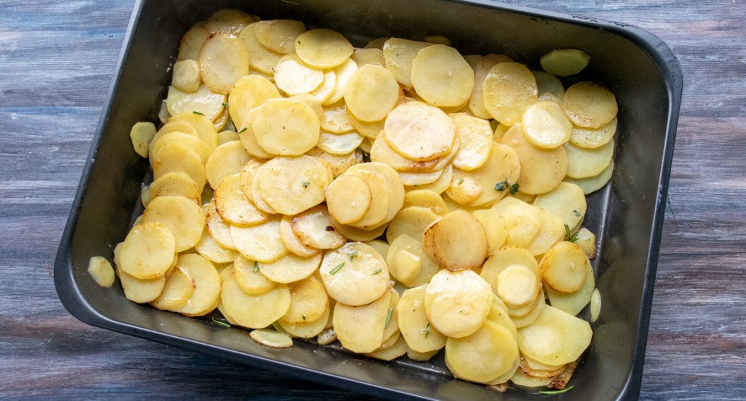 Vinterpotatis blir fast och fin och kan skivas i matberedare eller mandolin samt sköljas och råstekas för att sedan tillagas klart i en ugnsform. 