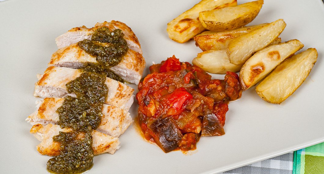 Ratatouillen serverad med pestokyckling och klyftpotatis. 