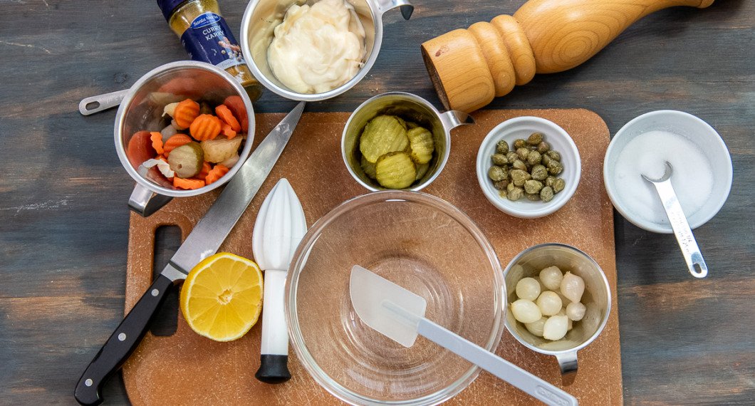 Till remouladsåsen behöver du citron, pickles, curry, majonnäs, ättiksgurka, kapris, syltlök, salt och vitpeppar.  
