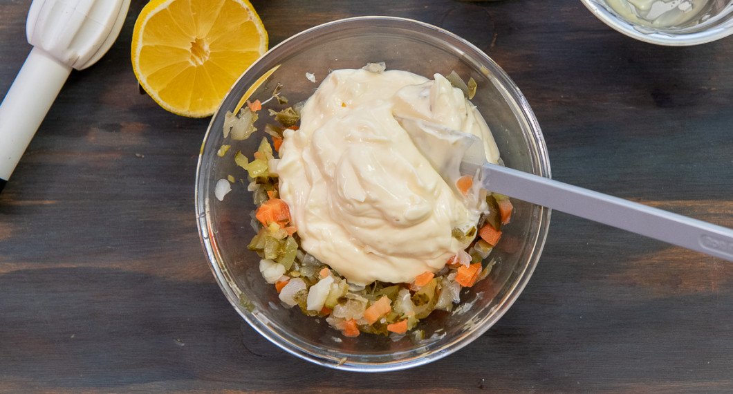 Tillsätt majonnäs. 