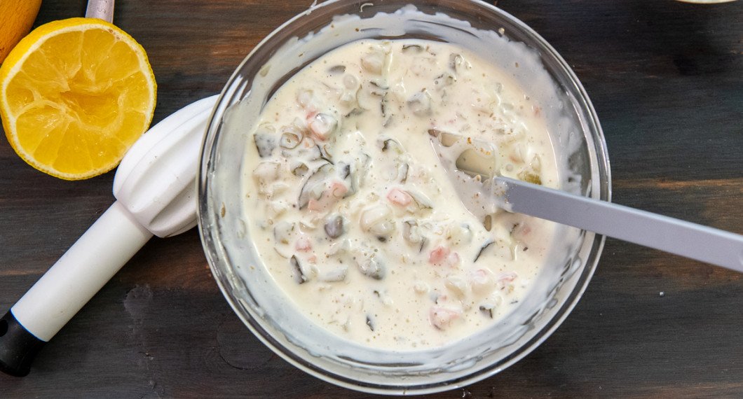 Tillsätt pressad citron, salt och peppar samt rör om. 