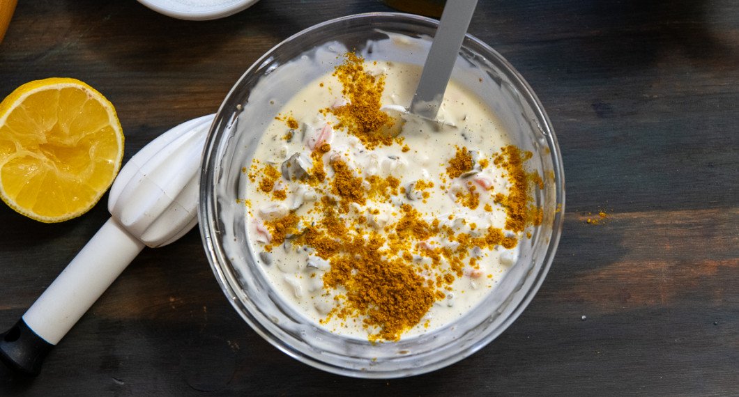 Tillsätt curry. Smaka av med salt och peppar samt ev. mer curry och citron. 