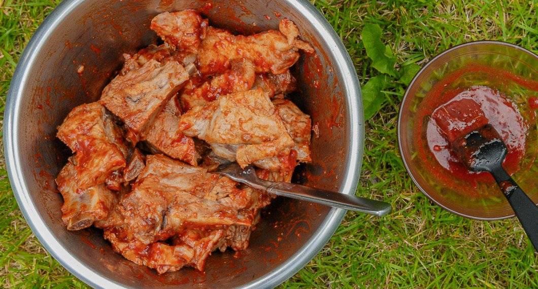 Efter att revbensspjällen kokats så marinerar man dem i en barbecuesås. 