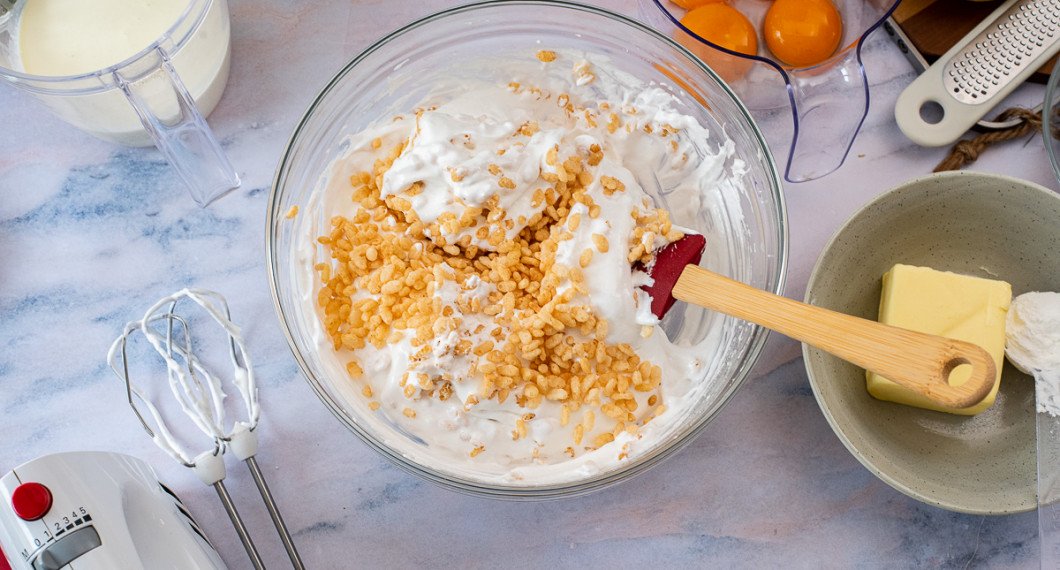 Vispa maräng av äggvitor och socker samt vänd i Rice Krispies. 