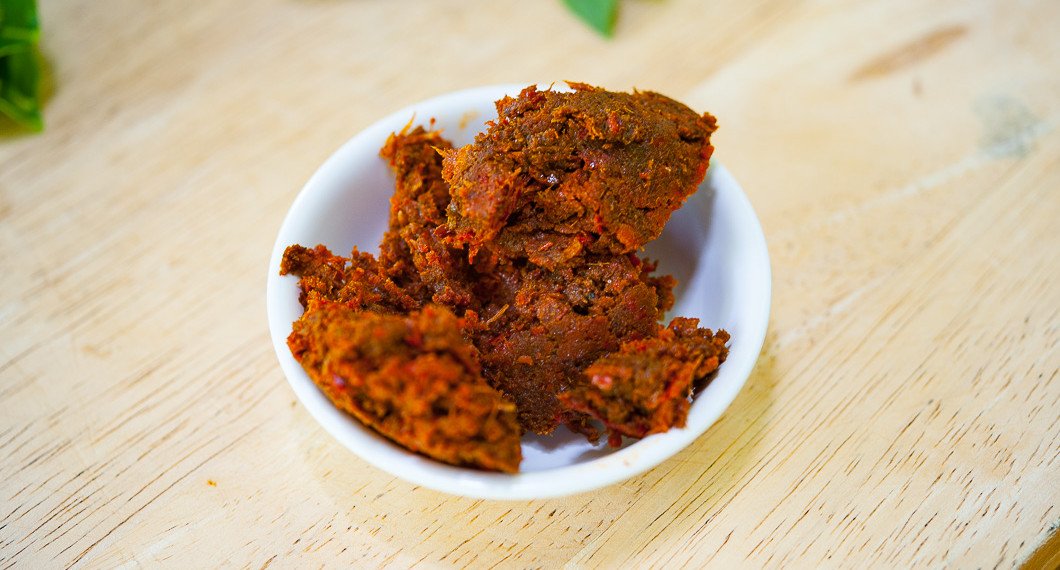 Röd currypasta i skål