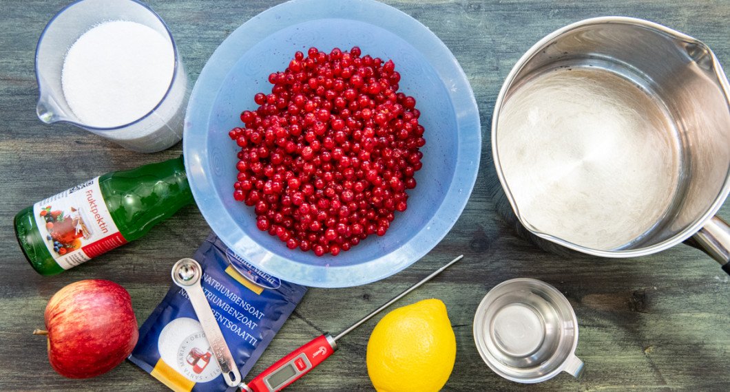 Till marmeladen behöver du äpple, flytande pektin, socker, röda vinbär, citron och vatten samt ev. natriumbensoat. 