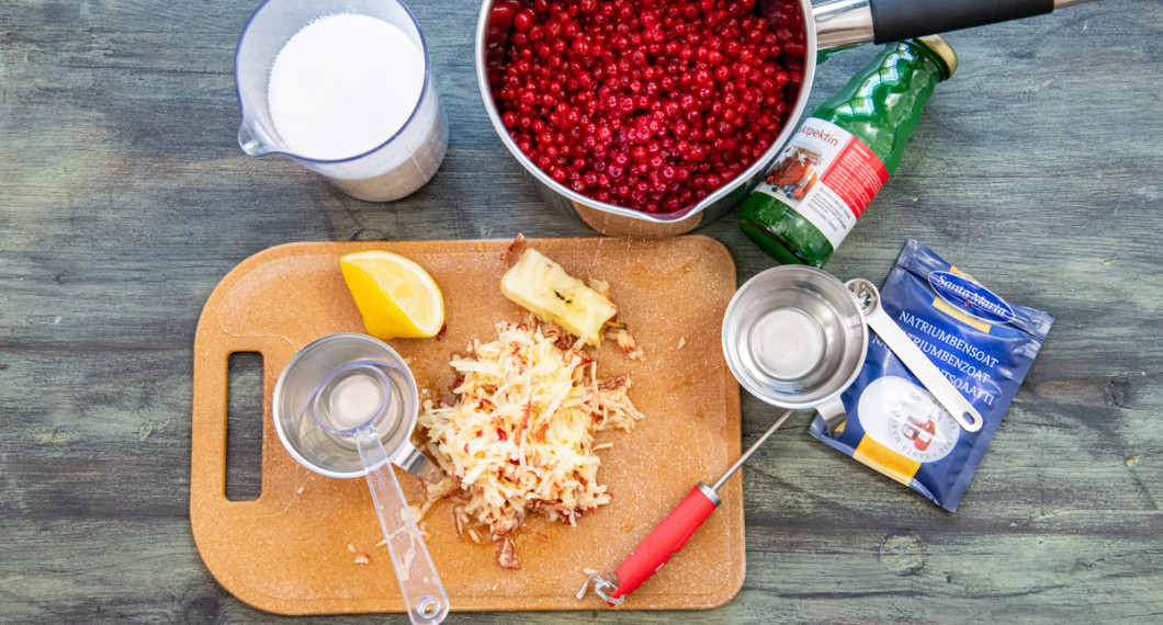 Lägg vinbären i en tjockbottnad kastrull. Pressa i citron. Skölj och riv äpplet. 