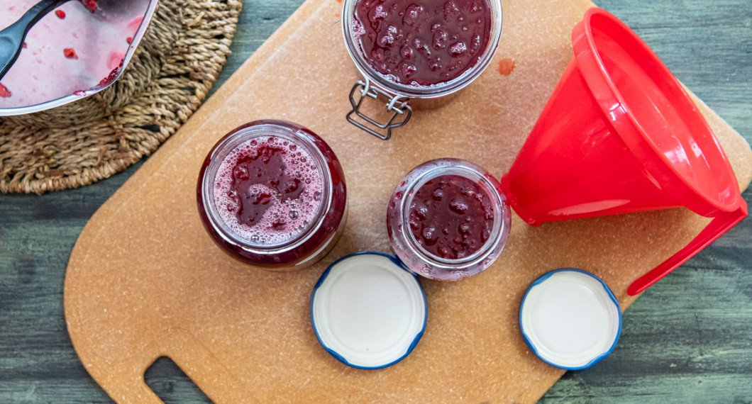 Fördela på rena burkar och sätt på lock. Ställ att svalna och sedan i kylen över natten. 