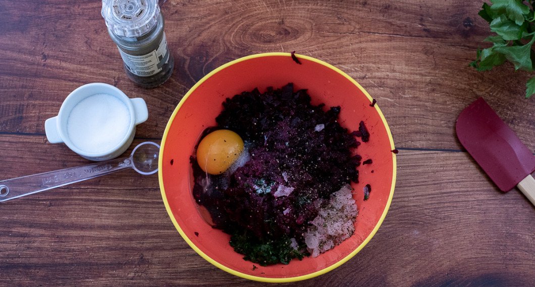 Tillsätt ägg, ströbröd, salt, peppar, hackad eller riven lök samt hackad persilja. Låt stå att svälla i 20 minuter. 