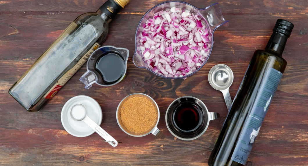 Ingredienser till rödlöksmarmeladen: olivolja, rödlök, salt, brun farin, röd vinäger och rött vin. 