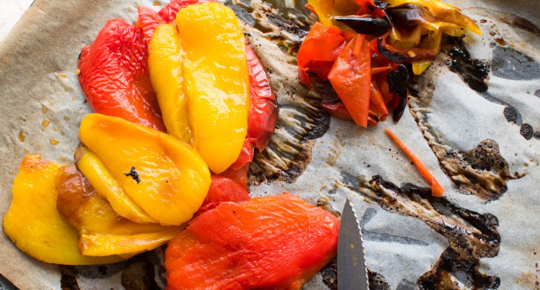 Rostad paprika - ett grundrecept på hur du rostar röd och gul paprika i ugnen som du sedan enkelt skalar. 