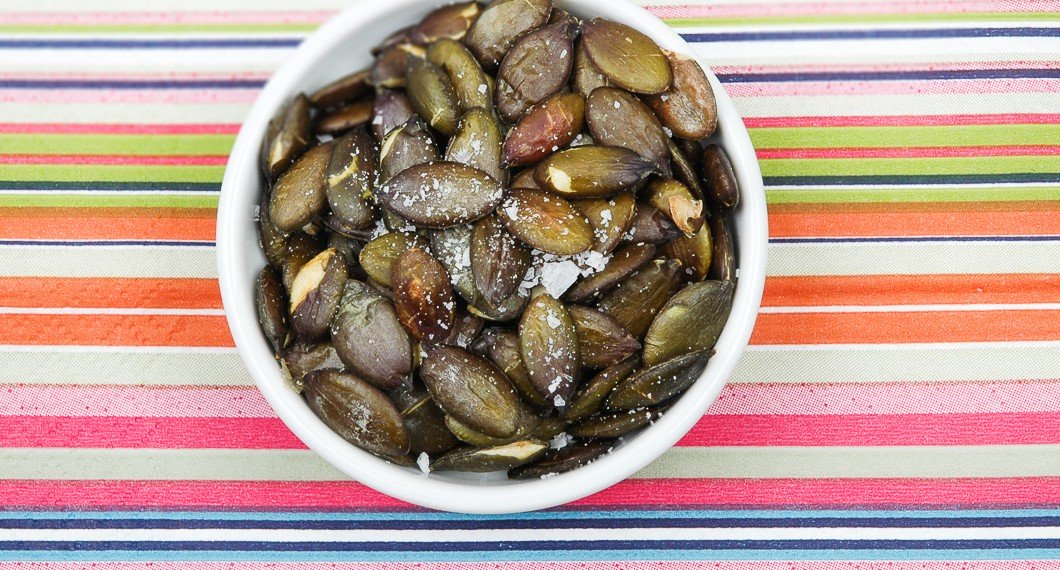 Rostade pumpafrön eller pumpakärnor som snacks med lite flingsalt.