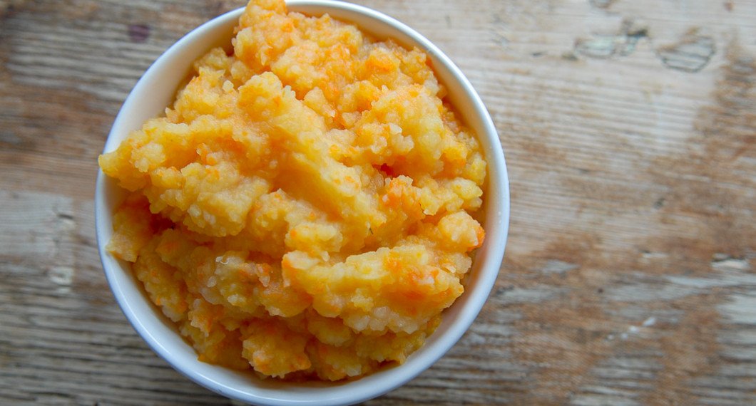 Rotmos med kålrot, morot och potatis är klassiskt med fläsklägg. Ta gärna lite av buljongen från fläskläggen och späd moset med för god smak. 