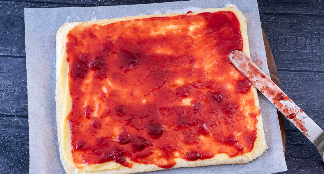 Bred ut ett lager sylt. 
