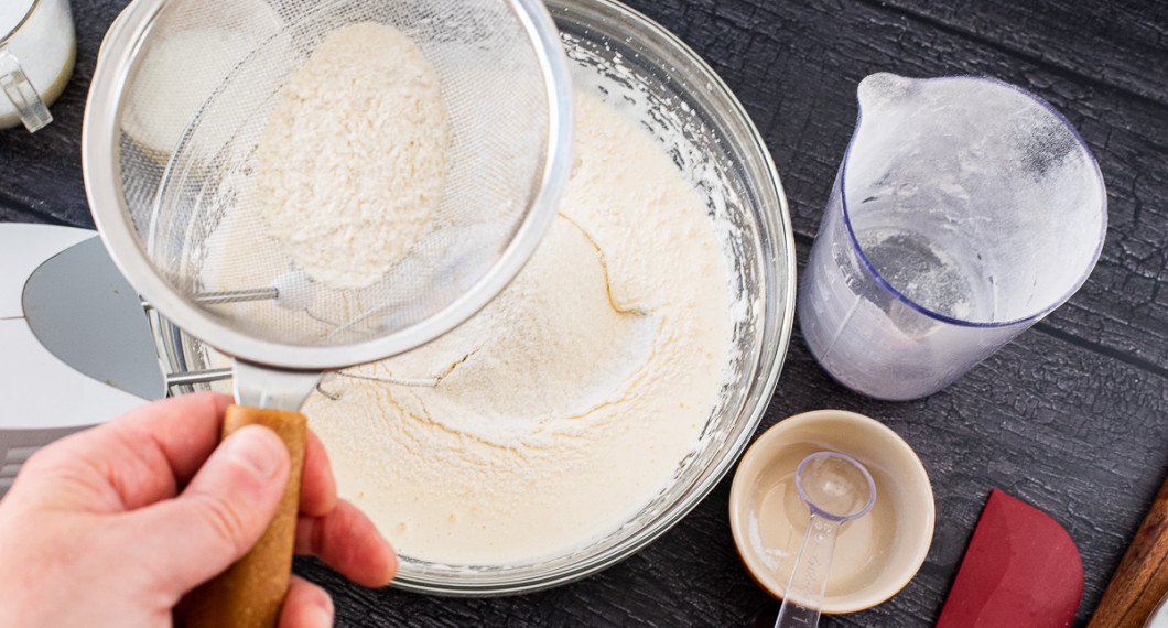 Tillsätt vetemjöl blandat med bakpulver. Sikta gärna ner mjölet. 