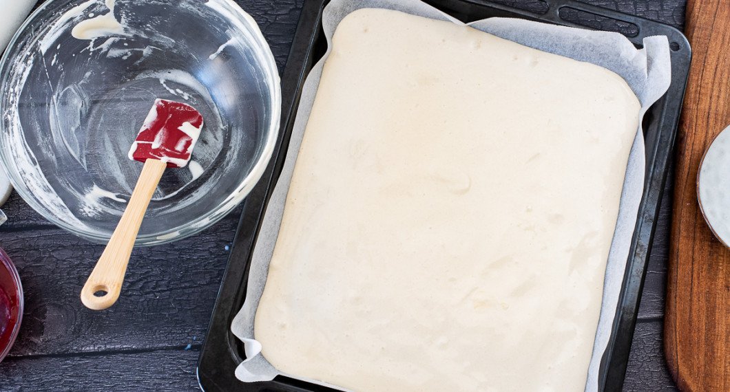 Bred ut smeten i en långpanna med bakplåtspapper i ett 1 cm tjockt lager. 