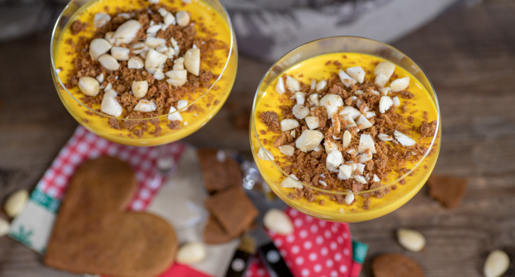 Saffranspannacotta garnerad med smulade pepparkakor och hackad skållad mandel. 