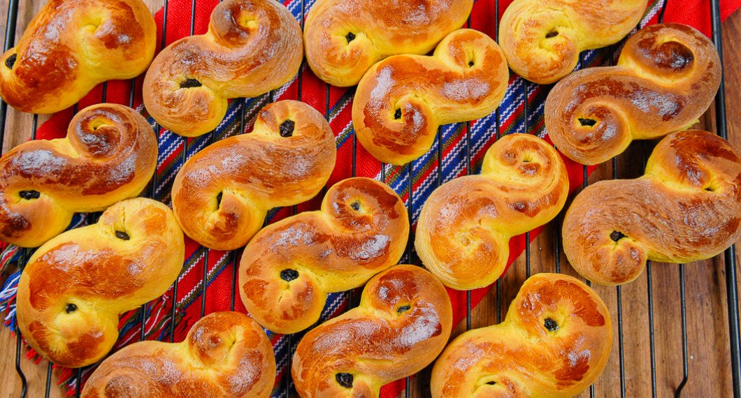 Nybakta lussekatter får svalna på galler