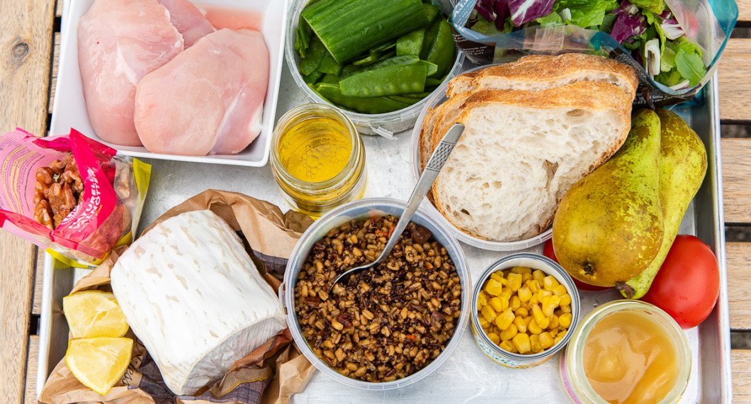 Ingredienser till salladen: kycklingfilé, valnötter, getost i rulle, citron, dressing av olivolja och äppelcidervinäger, gurka, sockerärtor, matvete, surdegsbröd, majs, grönsallad, päron, tomat och honung. 