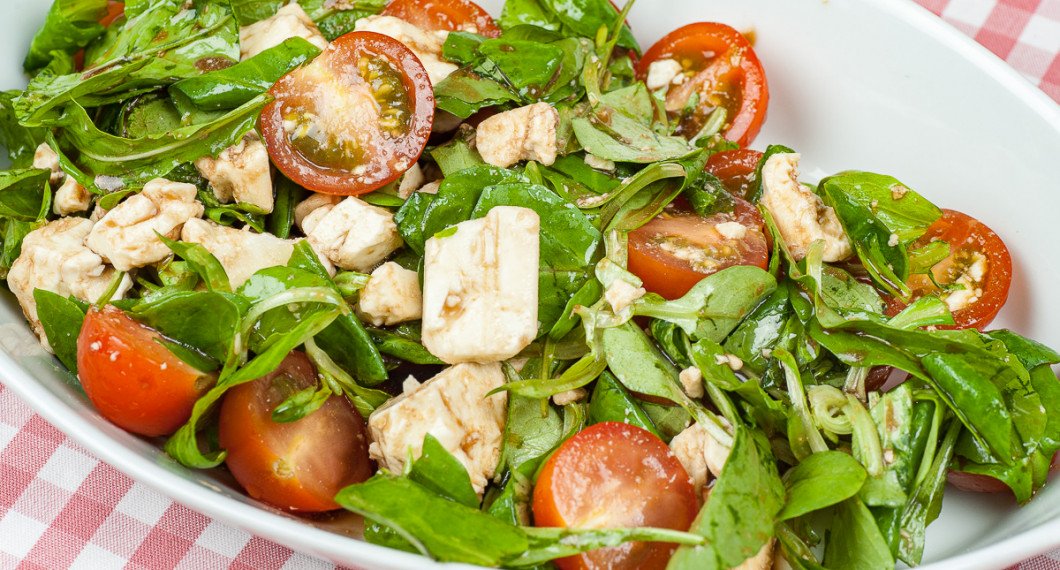 Salladen toppas med dressing på balsamvinäger, honung och olivolja