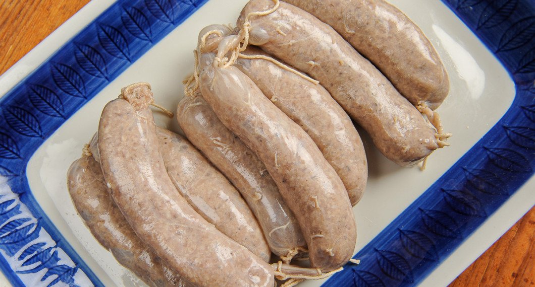 Rå hemgjord salsiccia redo att tillagas. 