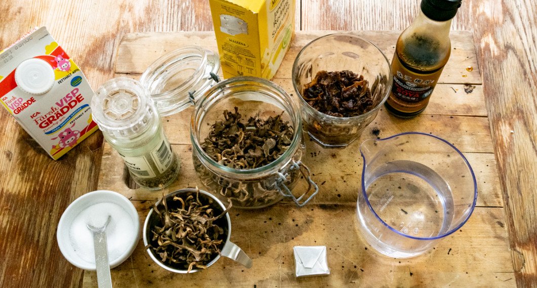 Ingredienser till såsen: torkade trattkantareller, grädde, salt, svartpeppar, ljus maizenaredning, vatten, grönsaksbuljong och kinesisk soja.  