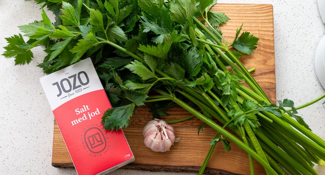 Till saltet behöver du stjälkselleri, salt och vitlök samt lite vatten. 