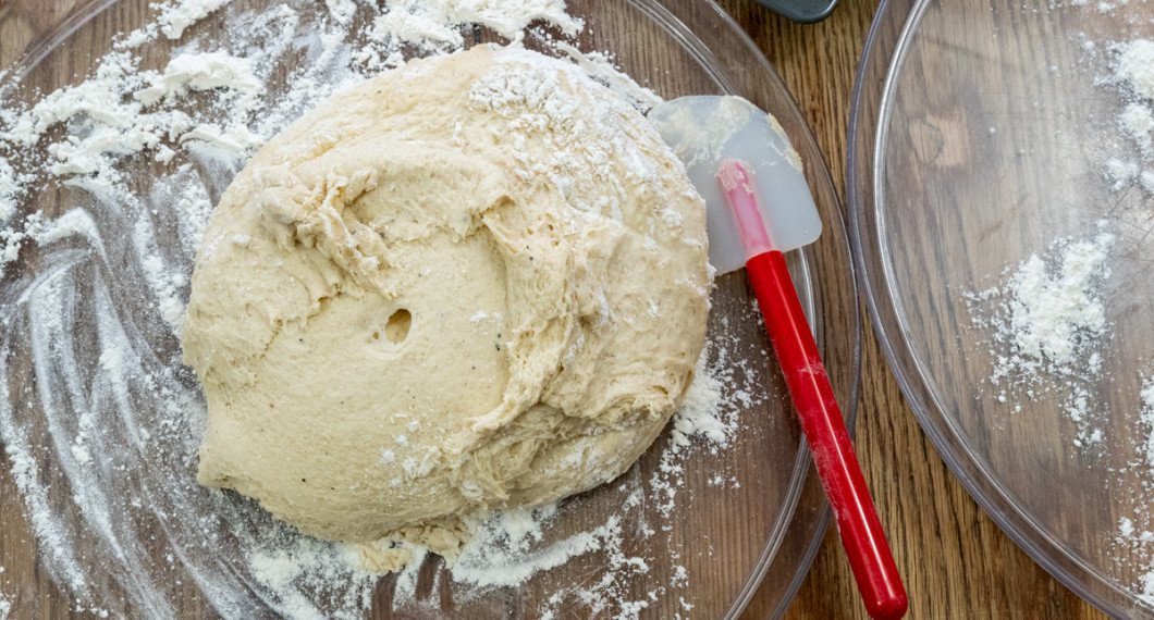 Degen får god smak av kardemumma och jäser fint med färdig surdeg samt lite vanlig jäst. 