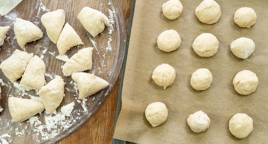 Degen delas i bitar och rullas till runda små bullar