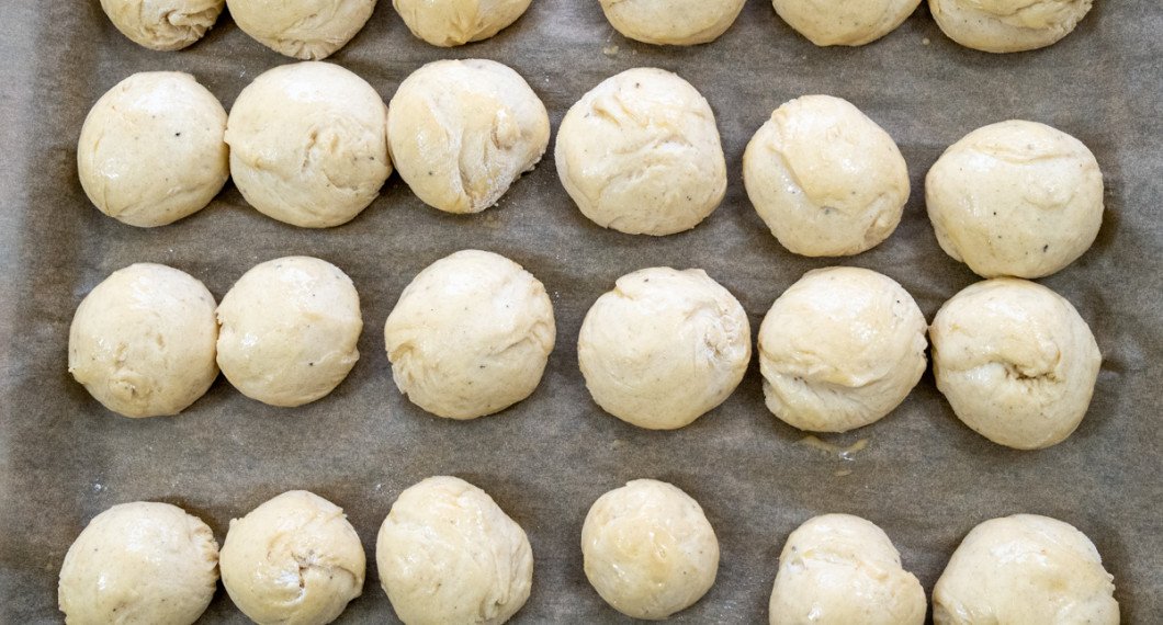 Surdegsbullarna till semlorna får jäsa 