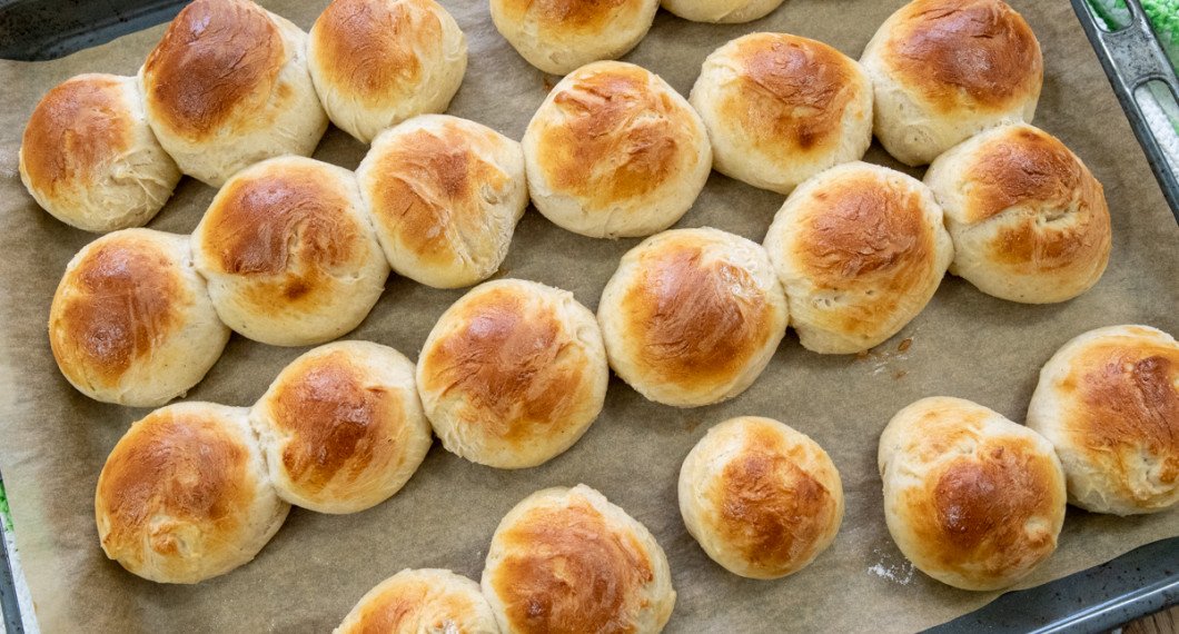 Bullarna till semlorna blir saftiga med köpt surdeg i degen