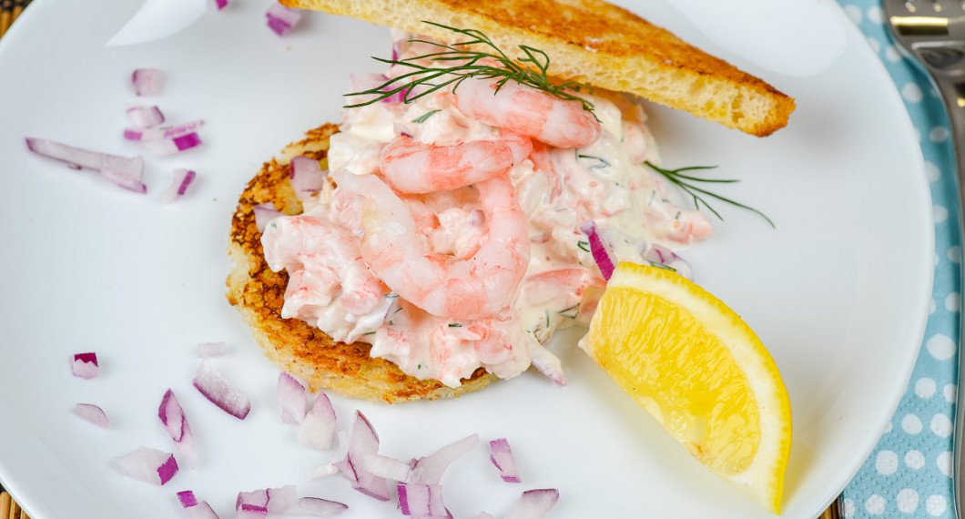 Skagenröra är god att servera som förrätt på smörstekt bröd garnerat med några handpillade stora räkor, citronklyfta, dill och finhackad rödlök. 