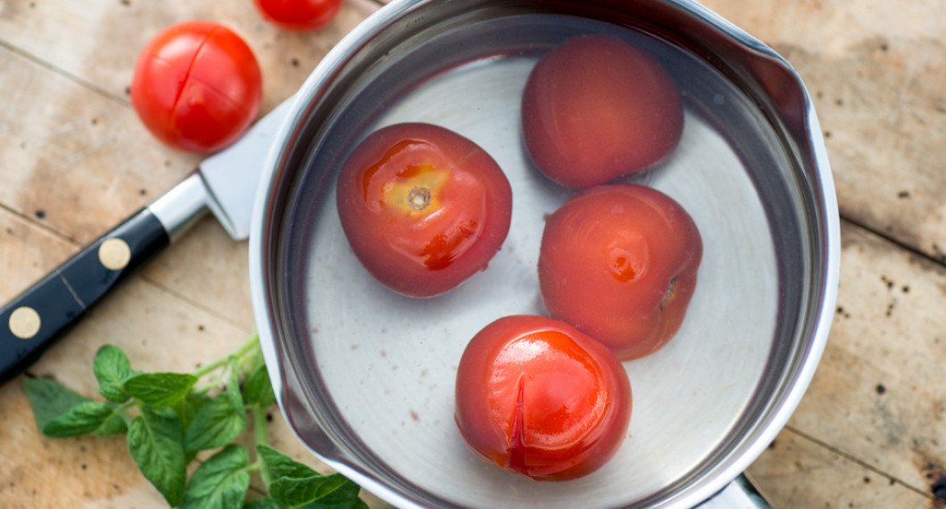 Skär ett kryss i tomaterna och skålla dem i hett vatten sedan kan man lätta skala av skinnet i kallt vatten. 