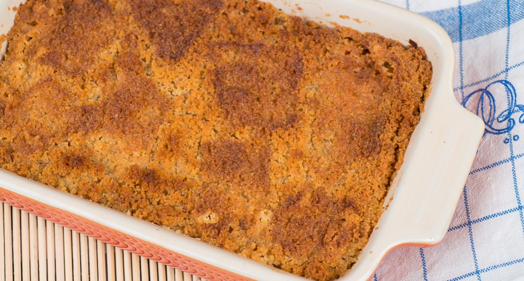 Skånsk äppelkaka eller äppelpaj bakas med rivna eller skivade äpplen, äppelmos, smör och smulad kavring eller ströbröd på toppen. 