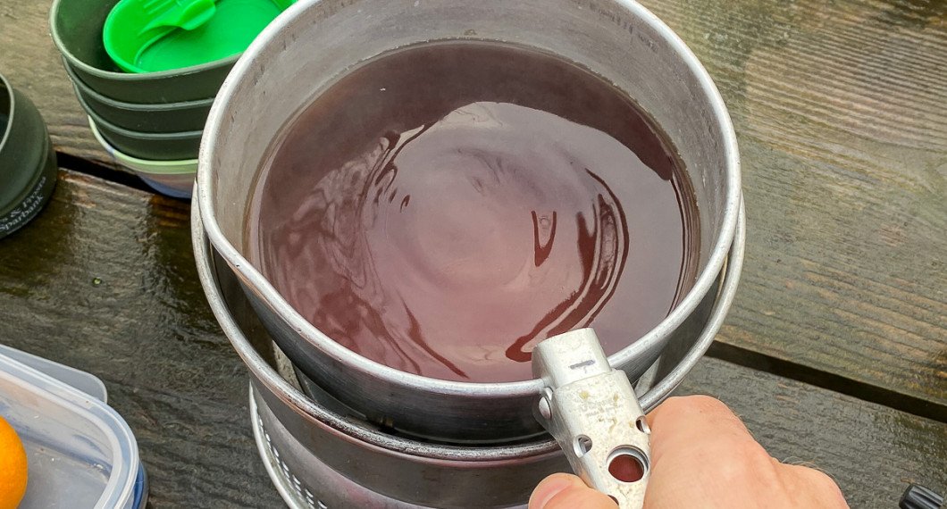 Slånbärsglöggen värms till servering. 