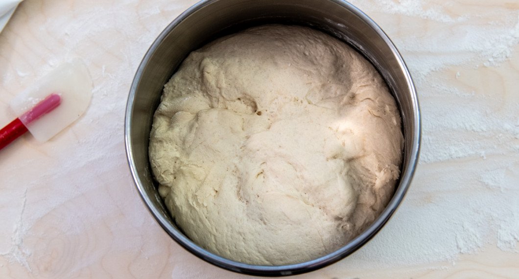 Rör ihop till en smidig deg som du knådar 5 minuter i maskin eller 10 minuter för hand. 