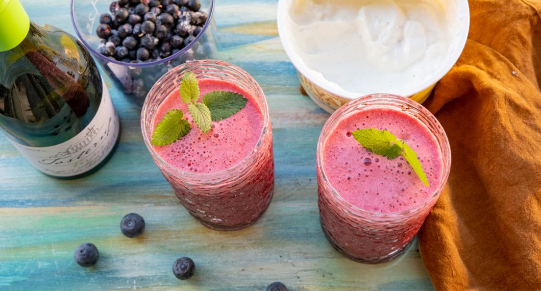 Ingredienser till smoothien med äppelmust från Tostrups gods, blåbär samt kvarg. 