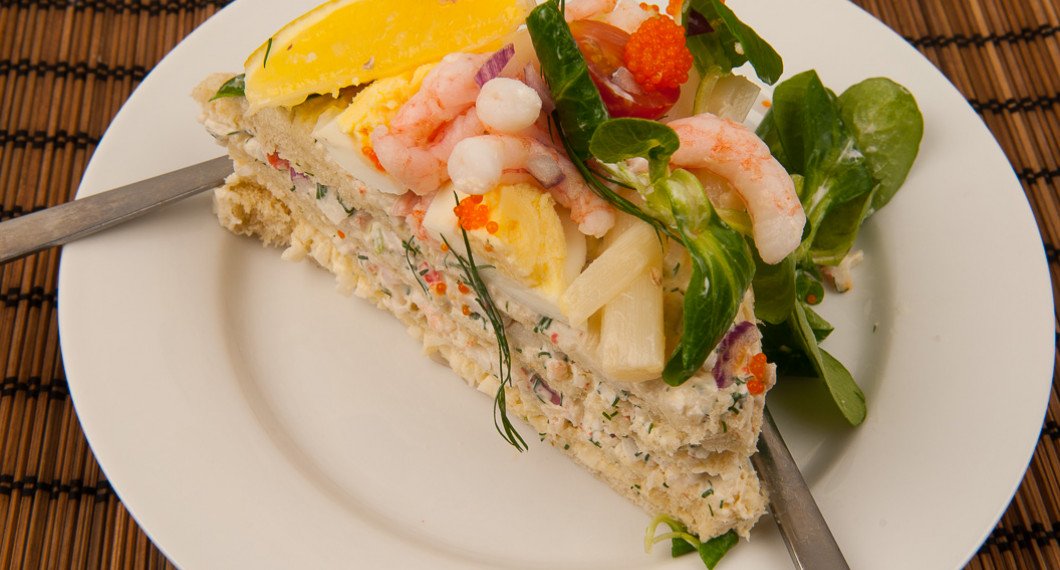 Smörgåstårta med räkor, ägg, vit sparris och ishavs-räkfyllning.