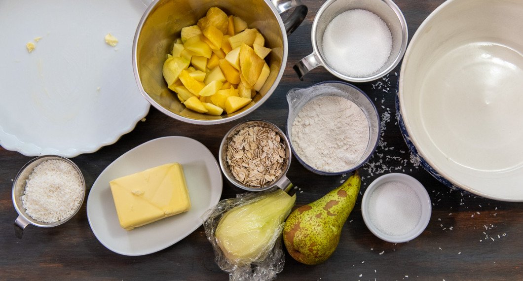 Till pajen behöver du riven kokos, smörad pajform, smör, mogen mango, havregryn, päron, vetemjöl samt socker till deg och frukt.  