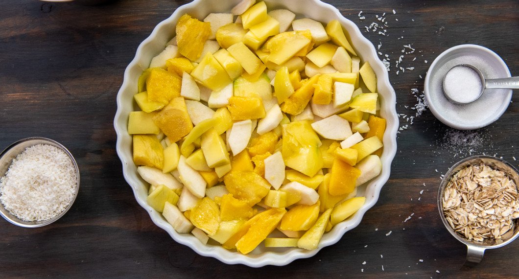 Skala och tärna mango samt lägg i den i formen. 