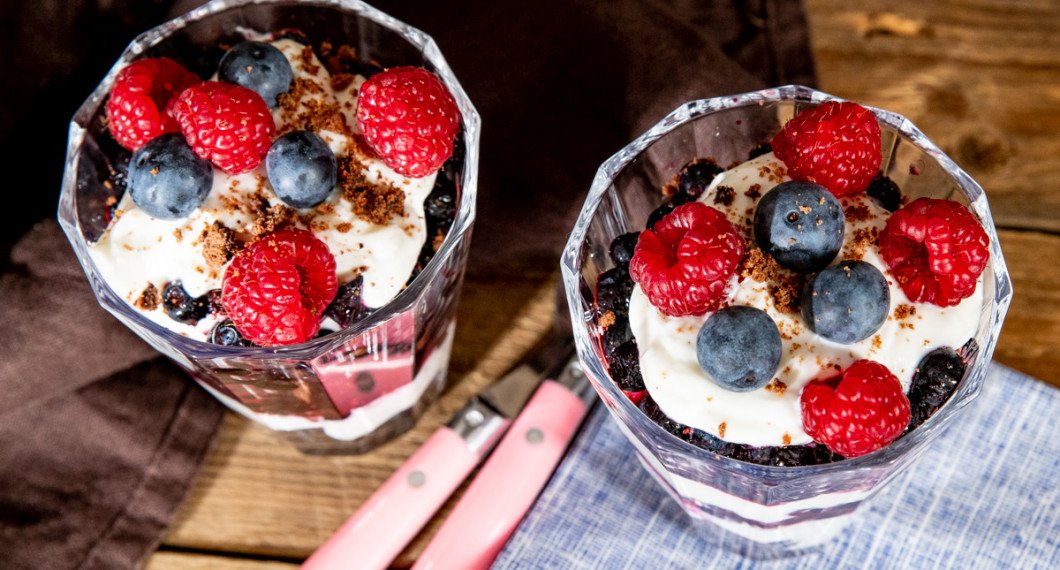 Jag garnerade med lite extra färska blåbär och hallon men det är valfritt. 