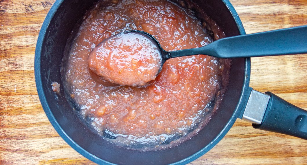 Vill du göra en mindre mängd äppelmos snabbt så kokar du bara ihop tärnat äpple med eller utan skal och mosar samt mixar med stavmiser. Smaksätt och koka ihop med socker. 