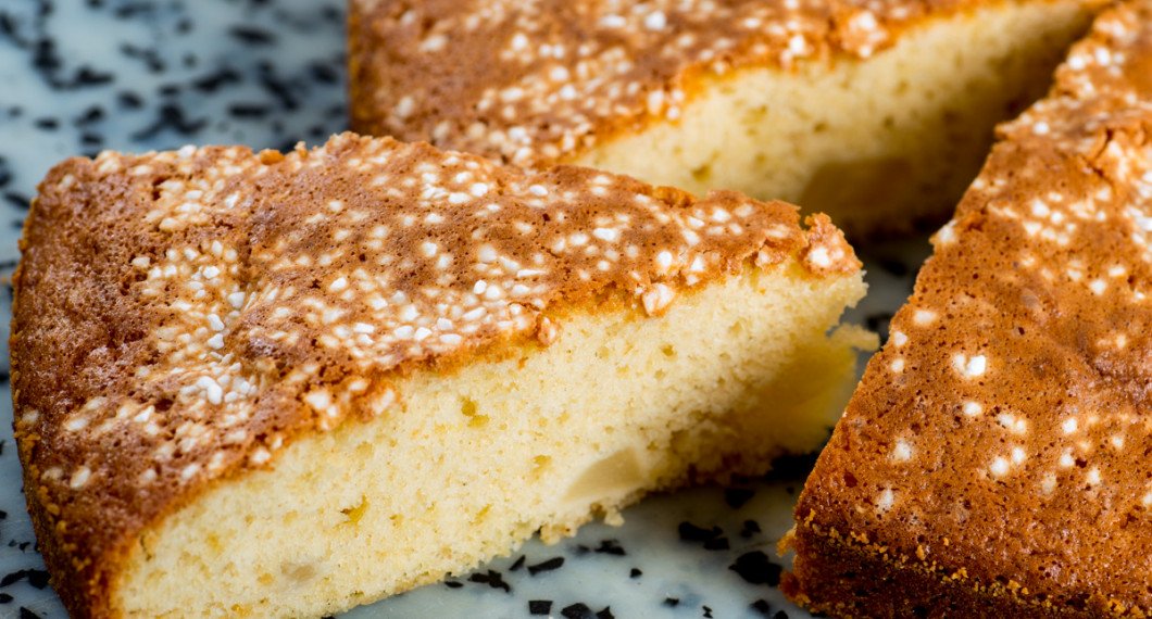 En variant på sockerkaka med knaprigt pärlsocker på toppen och smakrika päron smeten. 