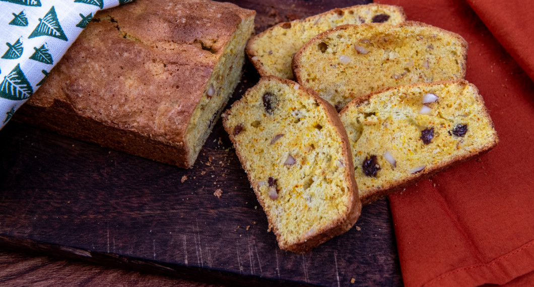 Låt svalna något samt skär upp i bitar till servering. 