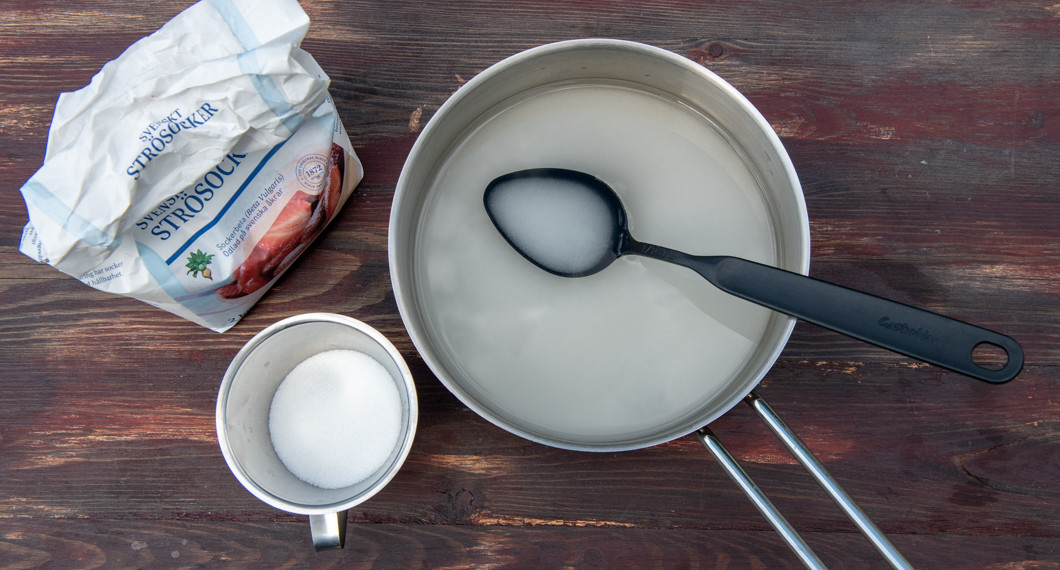 Ingredienser till sockerlag - strösocker och vatten. 