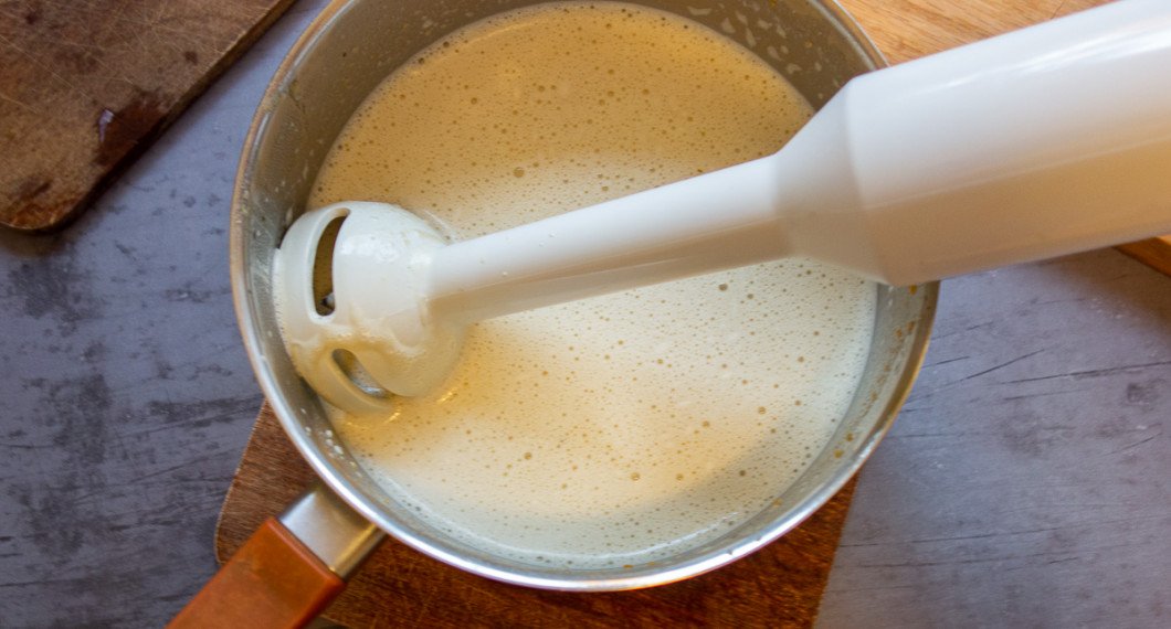Såsen mixas slät med stavmixer. 