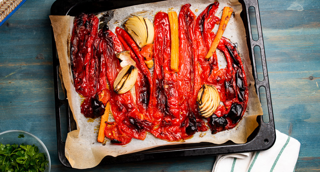 Rostad paprika, lök, morot och vitlök på plåt till soppan
