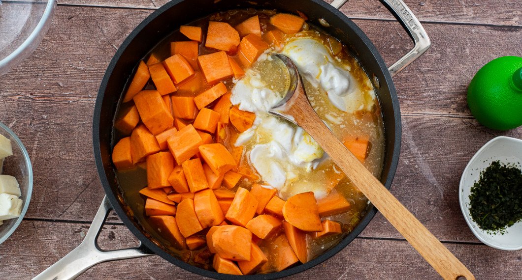 Tillsätt sötpotatis, kokosmjölk och vatten. 
