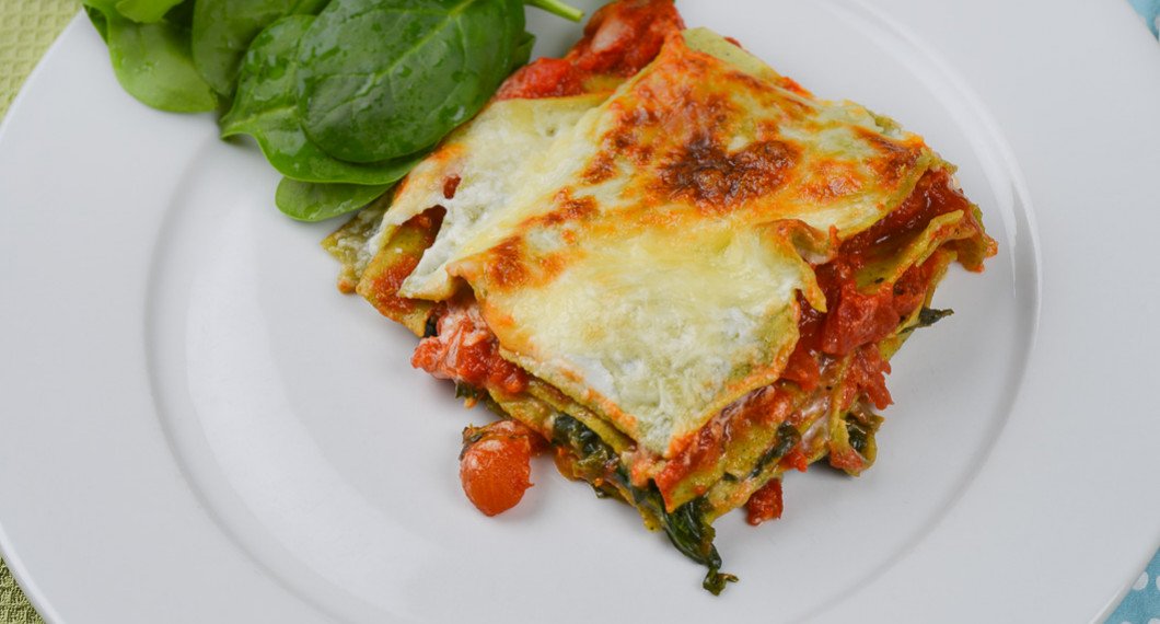 Toppa lasagnen med ost som mozzarella samt ev. getost, ädelost eller fetaost om du gillar det. 